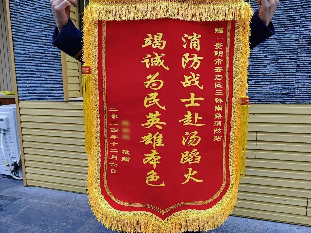 嘭!地下停车场新能源车自燃,发生多次轰燃!