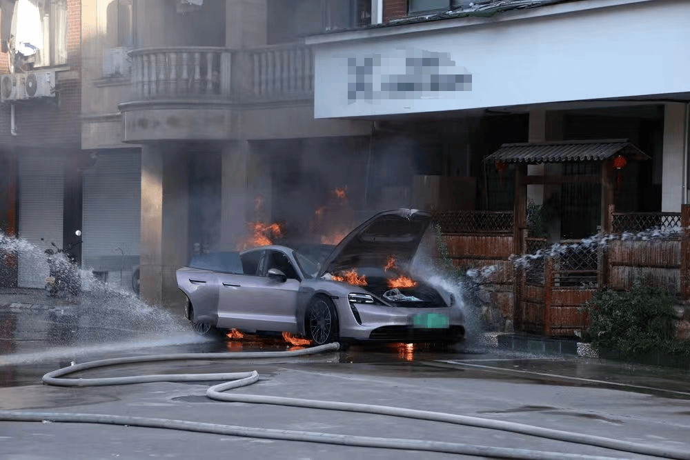 嘭!地下停车场新能源车自燃,发生多次轰燃!