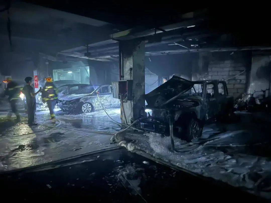 嘭!地下停车场新能源车自燃,发生多次轰燃!