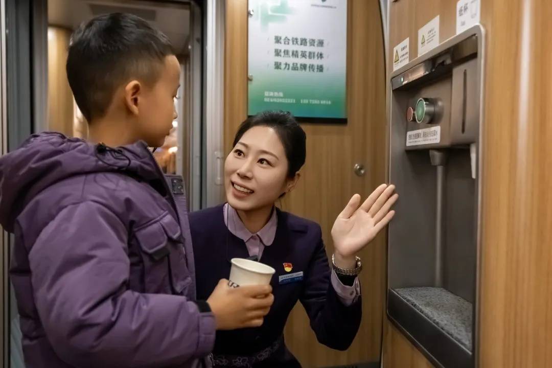 三胞胎坐高铁“买挂票”走红!家长带娃出行该如何购票?