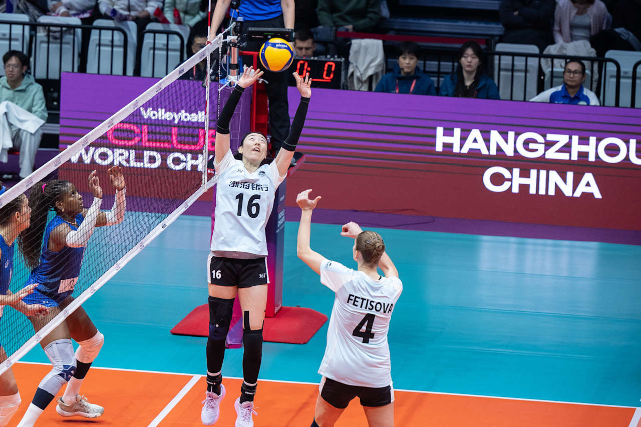 女排世俱赛-朱婷休战无碍3-0横扫 携手李盈莹提前进4强