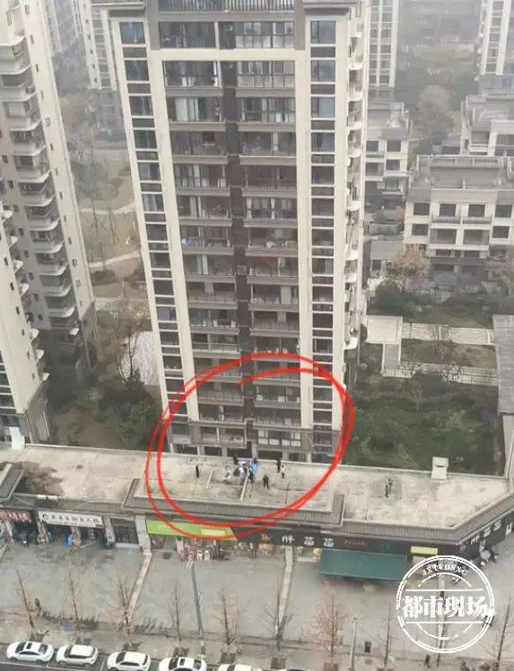 7岁孩子坠楼身亡!网友称事发时,其父正在装修作业?