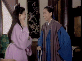 曝61岁叶童香港行生图，身材干瘪脸上画大浓妆，多人追着索要签名