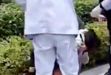 南充一3岁女童从13楼坠下 父亲:带女儿做保洁不幸出意外,现已做手术还在ICU观察