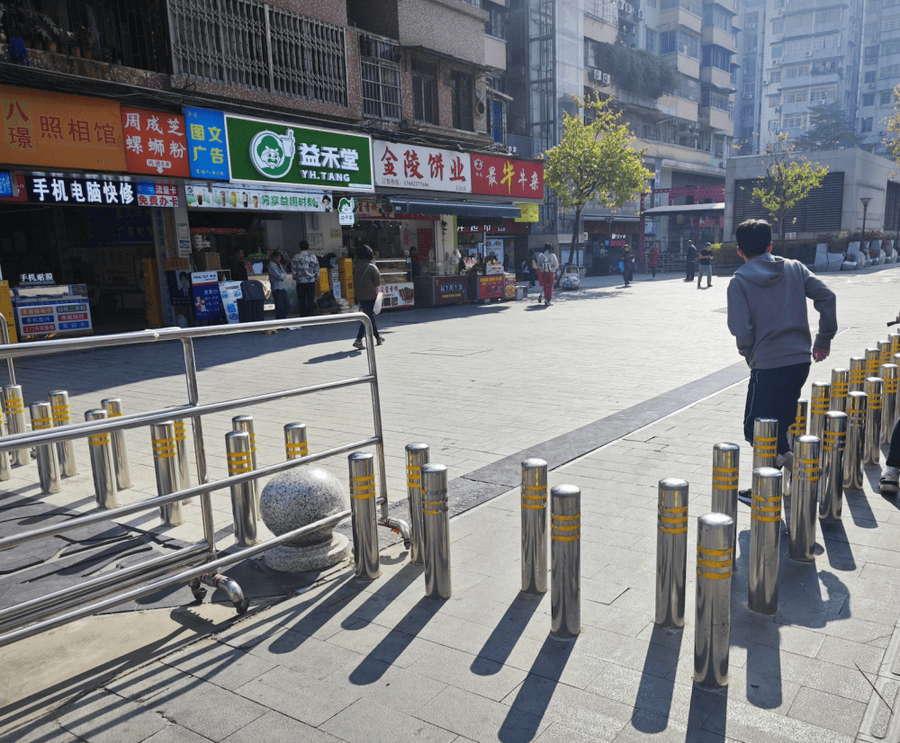 广州一地铁口出现密集隔离柱,当地街道办:防止电动车乱停乱放