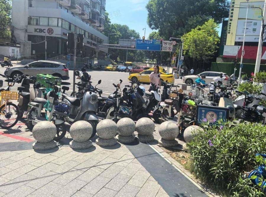 广州一地铁口出现密集隔离柱,当地街道办:防止电动车乱停乱放