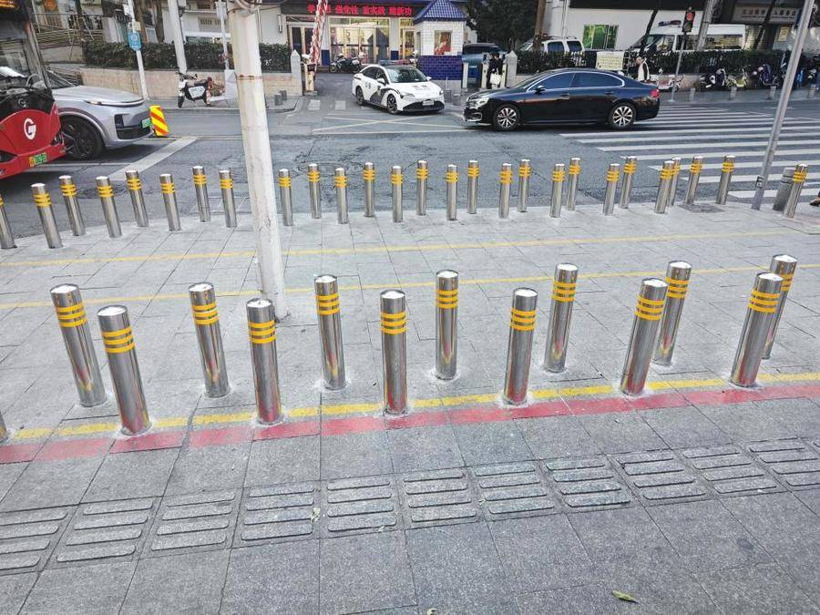 广州一地铁口出现密集隔离柱,当地街道办:防止电动车乱停乱放