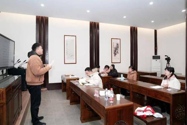 成都女博士二十多分钟背诵83首古诗词,获杜甫草堂终身免票:两个月背了超6400字