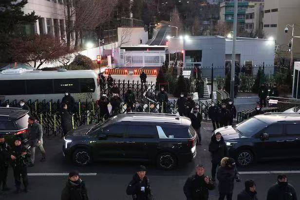 持续更新 | 韩国公调处调查官与总统官邸内军方发生对峙