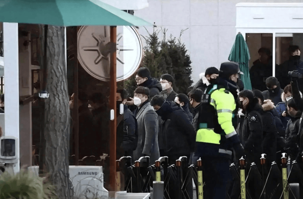 韩国政坛一夜大乱!150人冲进总统府,尹锡悦组织一万支持者拒捕