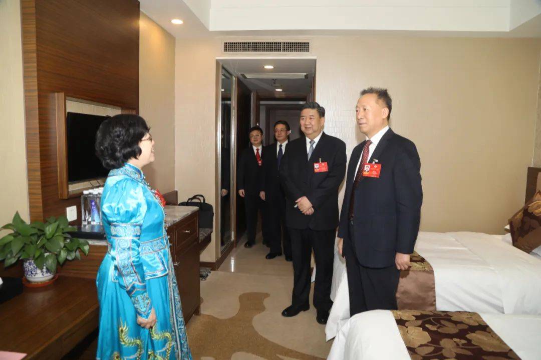 张延昆看望出席自治区政协十三届三次会议的政协委员