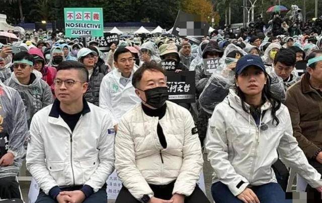 不忍了,15万台湾民众上街高喊:干掉民进党!赖清德下台!