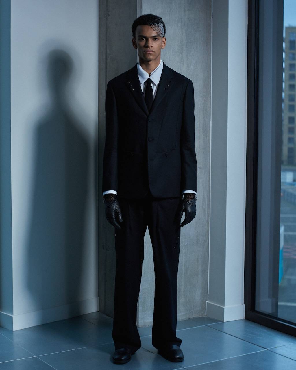 出镜PRADA大片！“卷福”直接化身超模