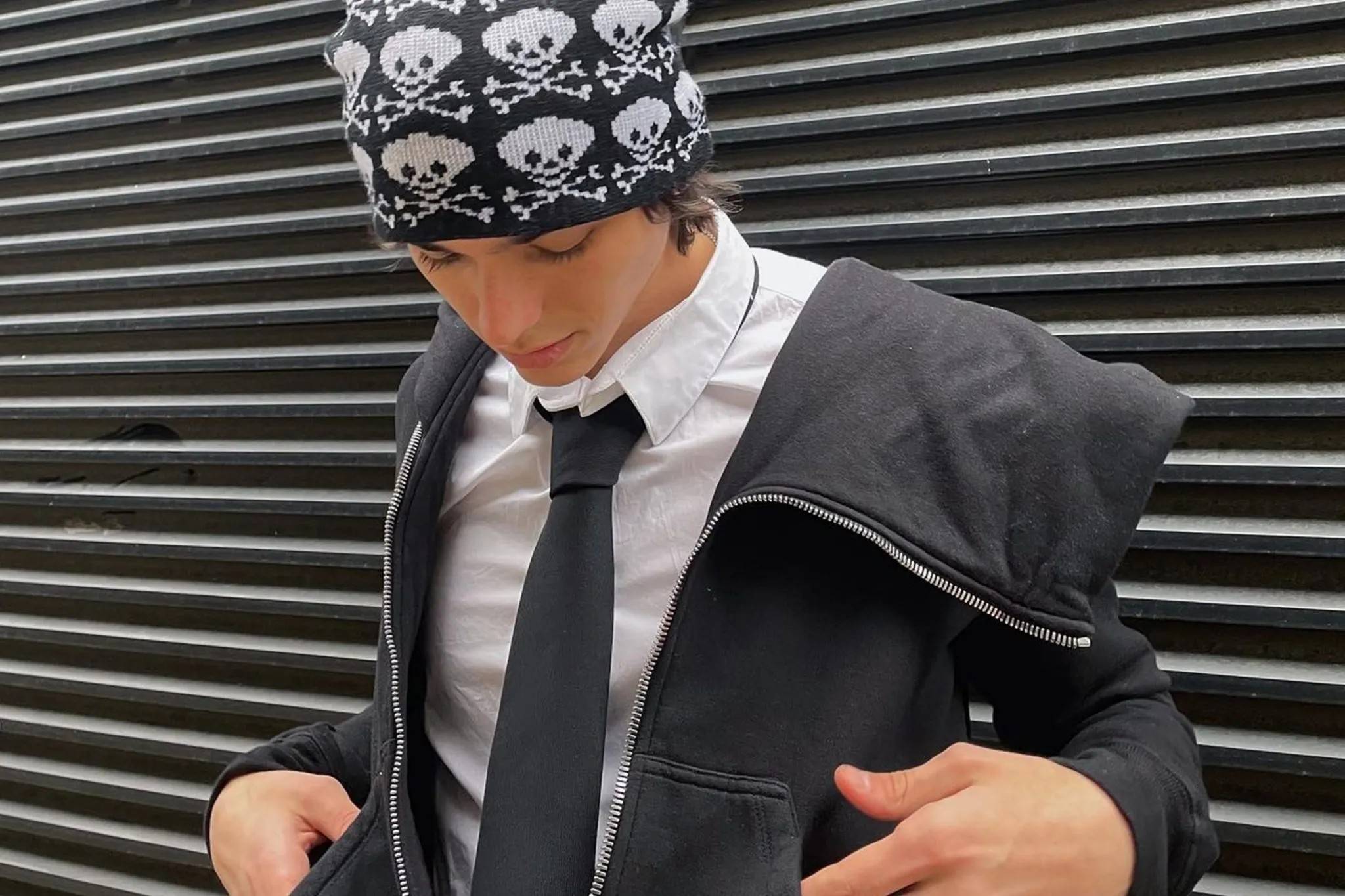 出镜PRADA大片！“卷福”直接化身超模