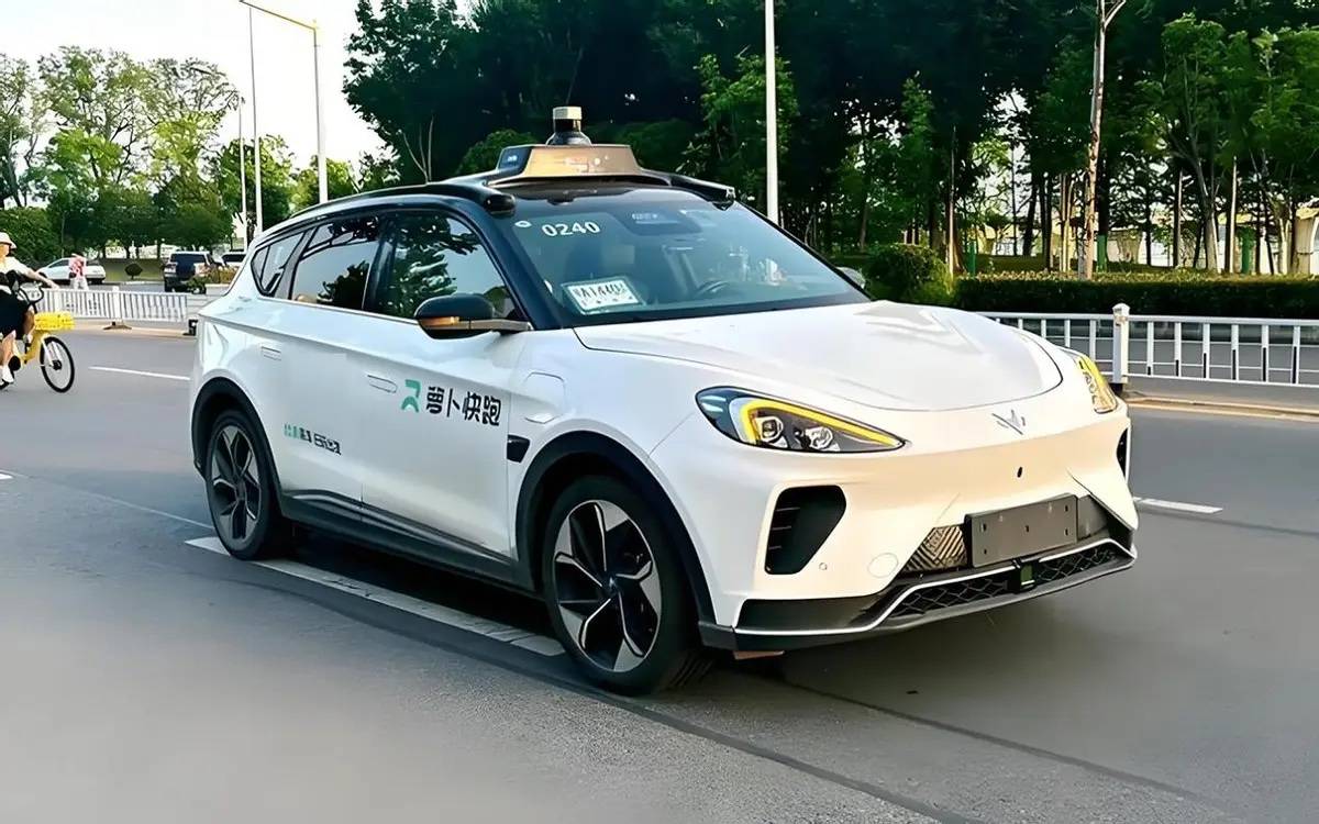 给AI“打工”的人|萝卜快跑安全员自述:1小时能休息10分钟,闭眼超过三秒会发出警报