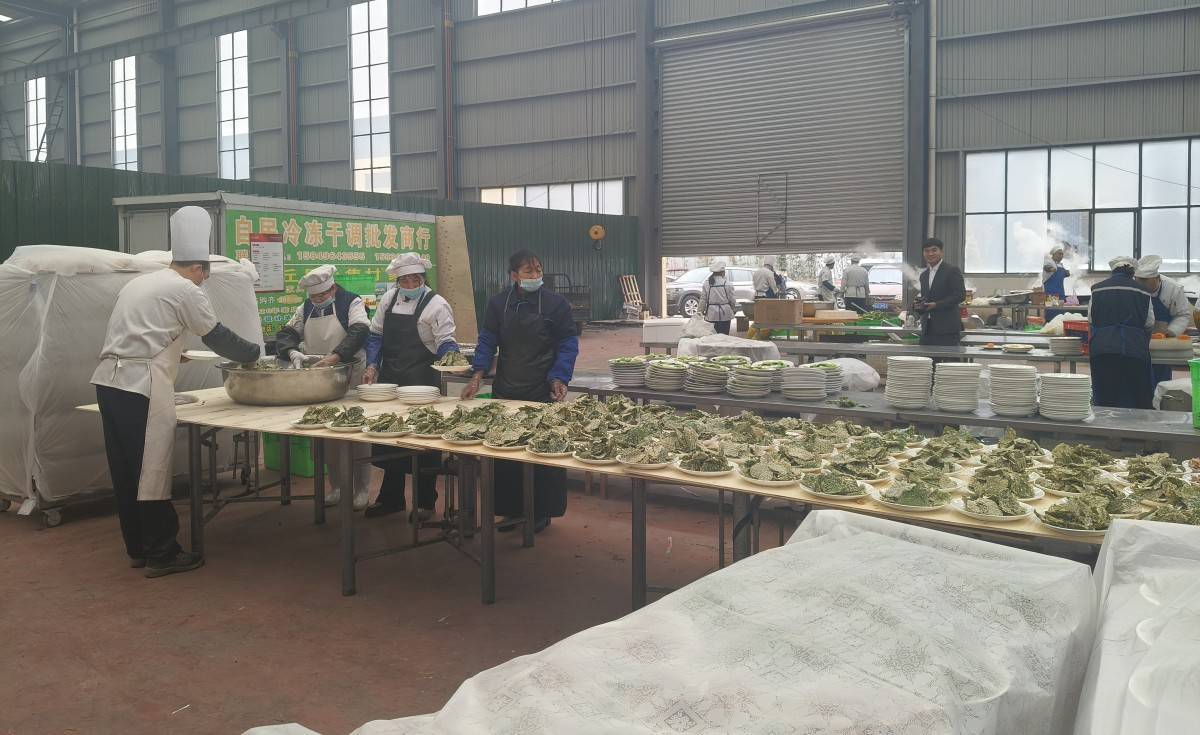 车间秒变食堂,河南矿山后厨加紧为近7000名员工备餐