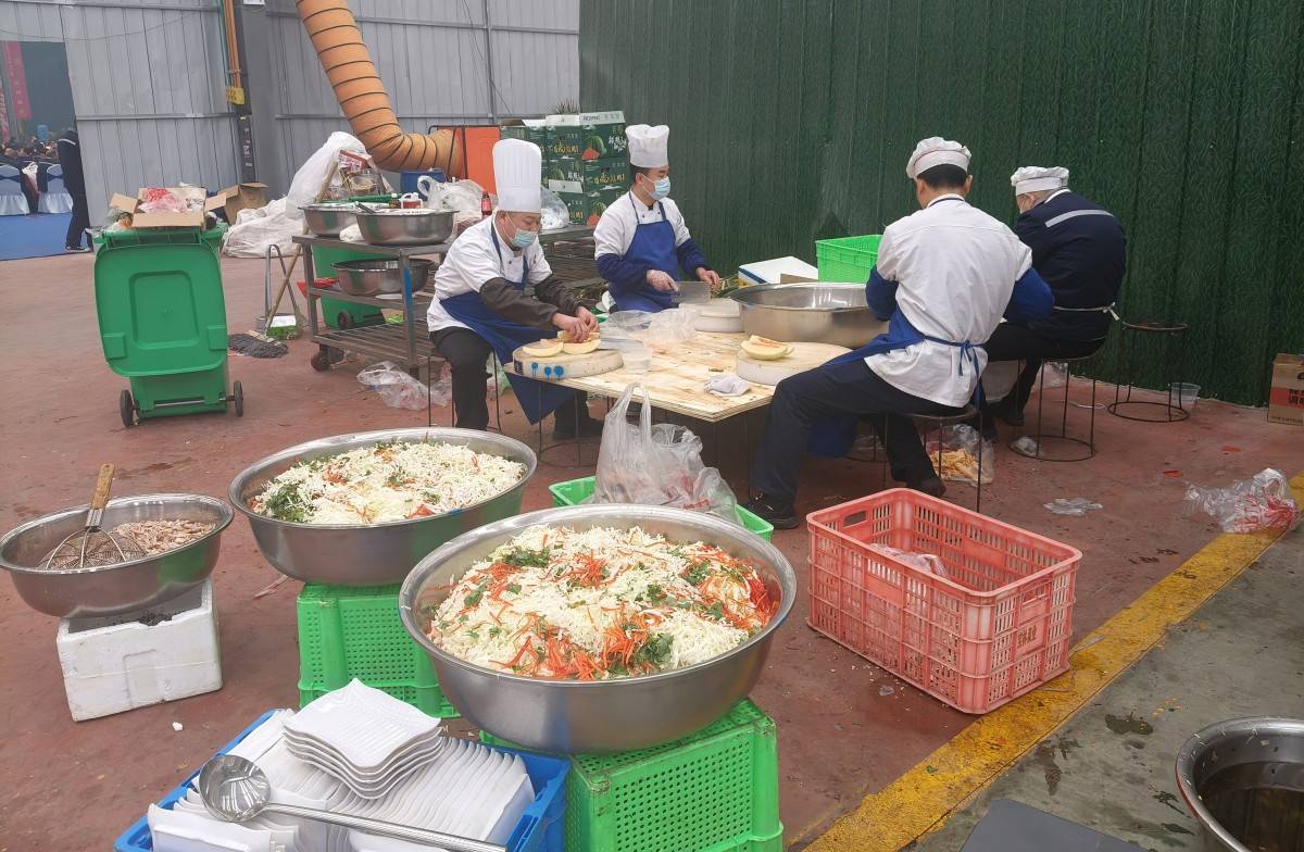 车间秒变食堂,河南矿山后厨加紧为近7000名员工备餐