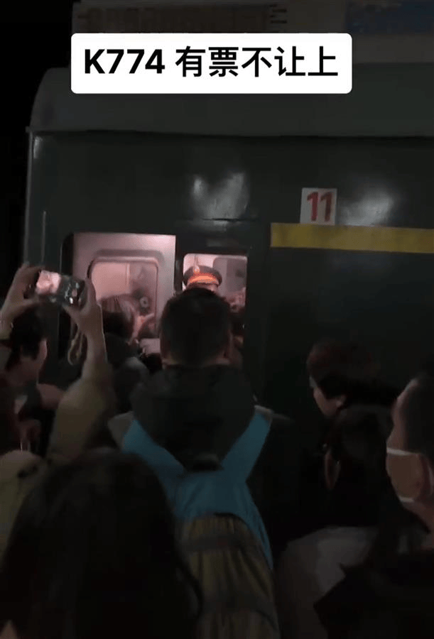 多名乘客持票也没挤上车,“买短乘长”者:无奈选择,候补19个订单没买到票