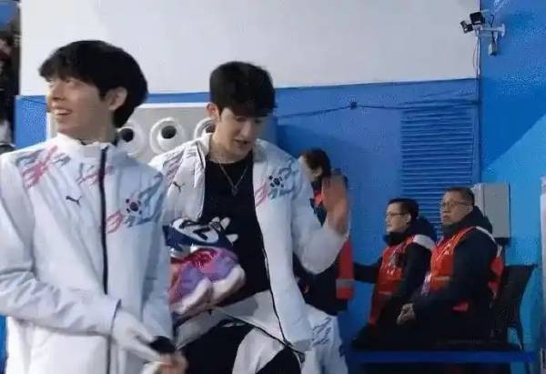 韩国队伸手犯规!王濛怒斥:这么多年了,还是不扒拉不会滑冰