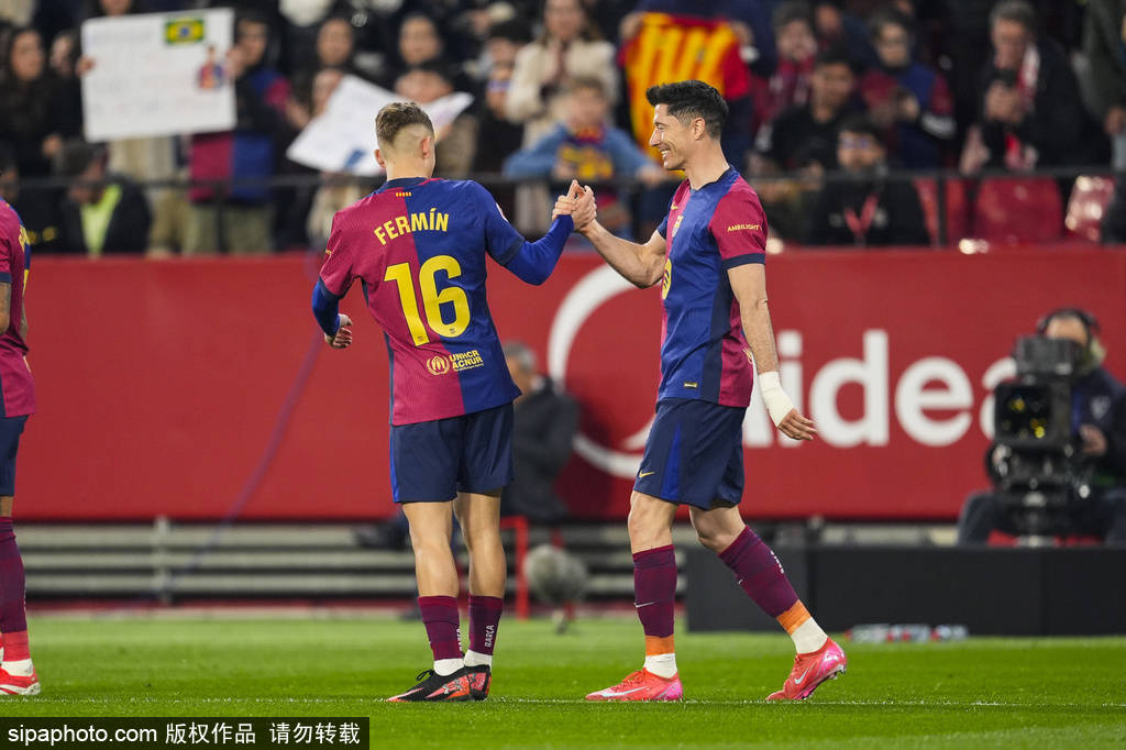 西甲-费尔明破门+染红莱万建功 巴萨4-1塞维距榜首2分
