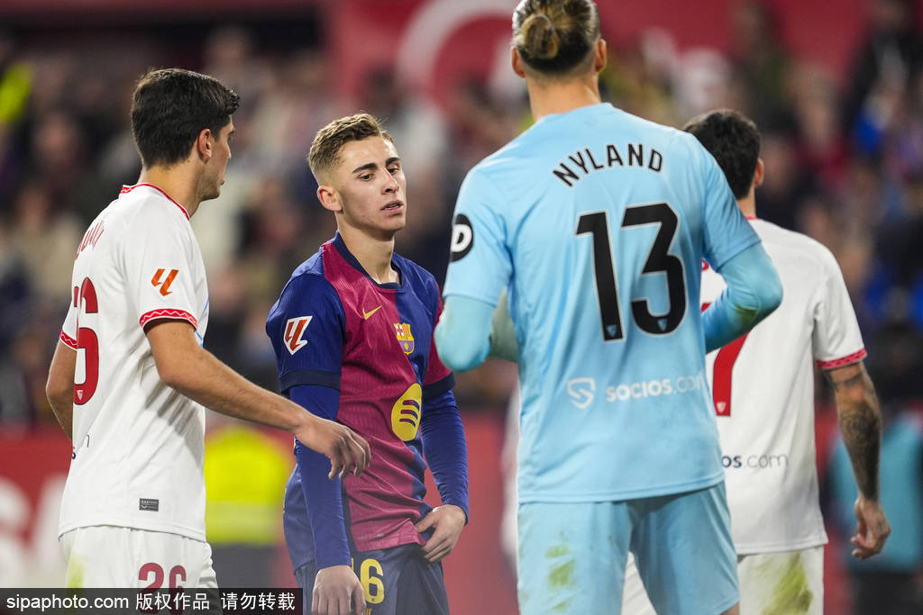 西甲-费尔明破门+染红莱万建功 巴萨4-1塞维距榜首2分