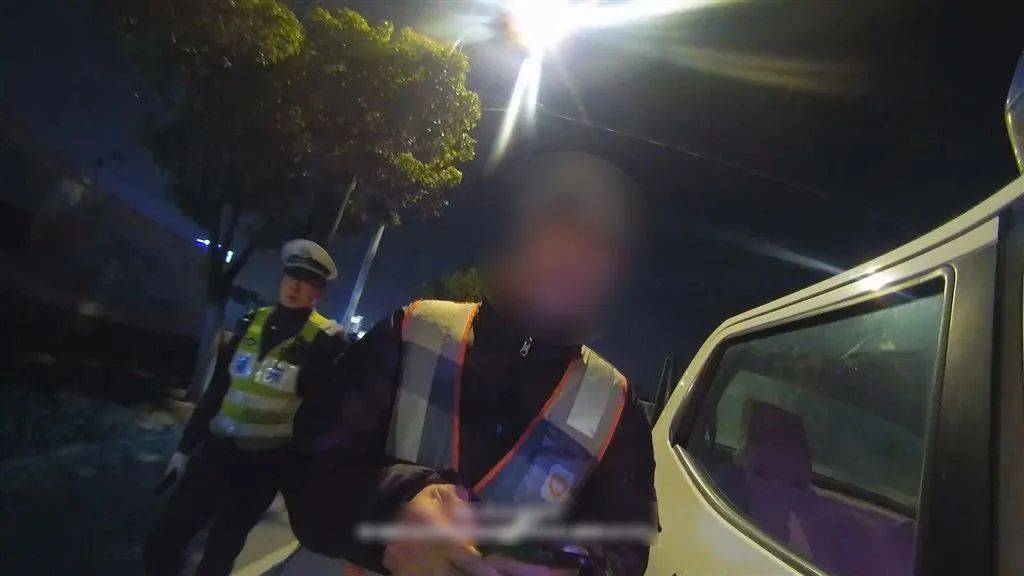 离谱！代驾不擅“手动挡”坐副驾，车主酒后亲自驾车，被警方查处……