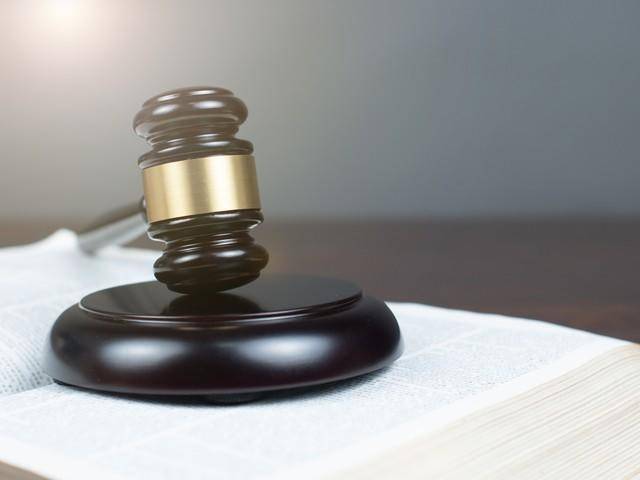 男子醉倒路上先后被12岁男孩和一女子骑车撞致多处受伤 男孩逃逸被判担主责，父母赔34万元