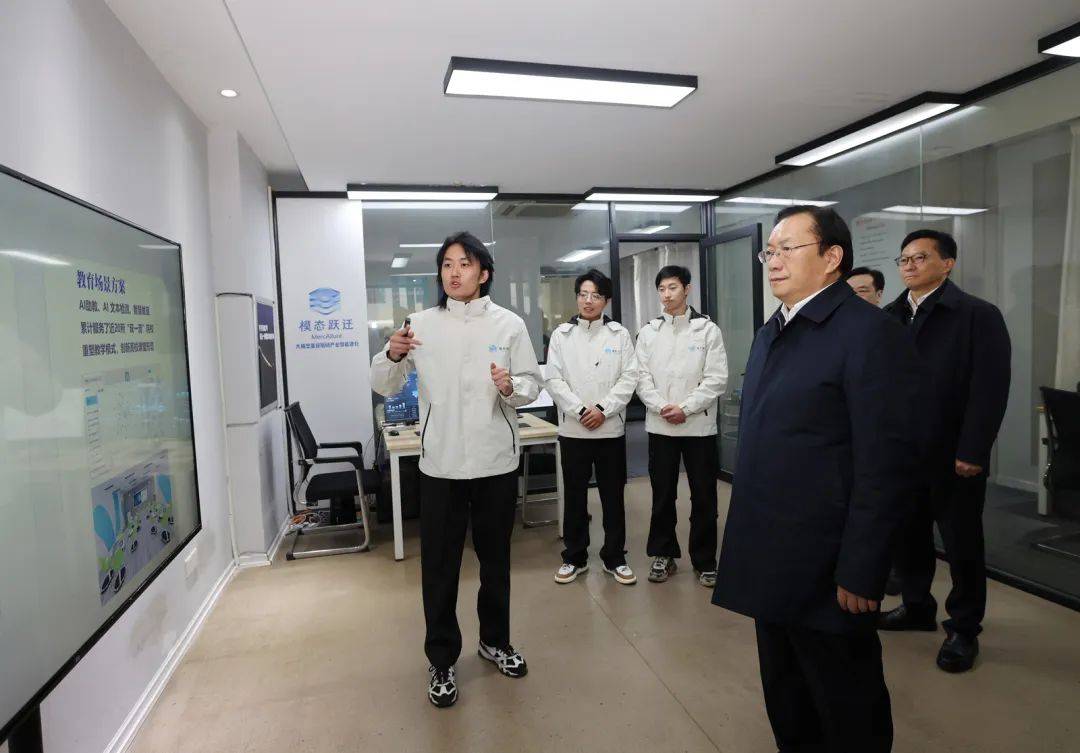 王忠林在武汉调研 更大力度健全完善就业创业服务体系