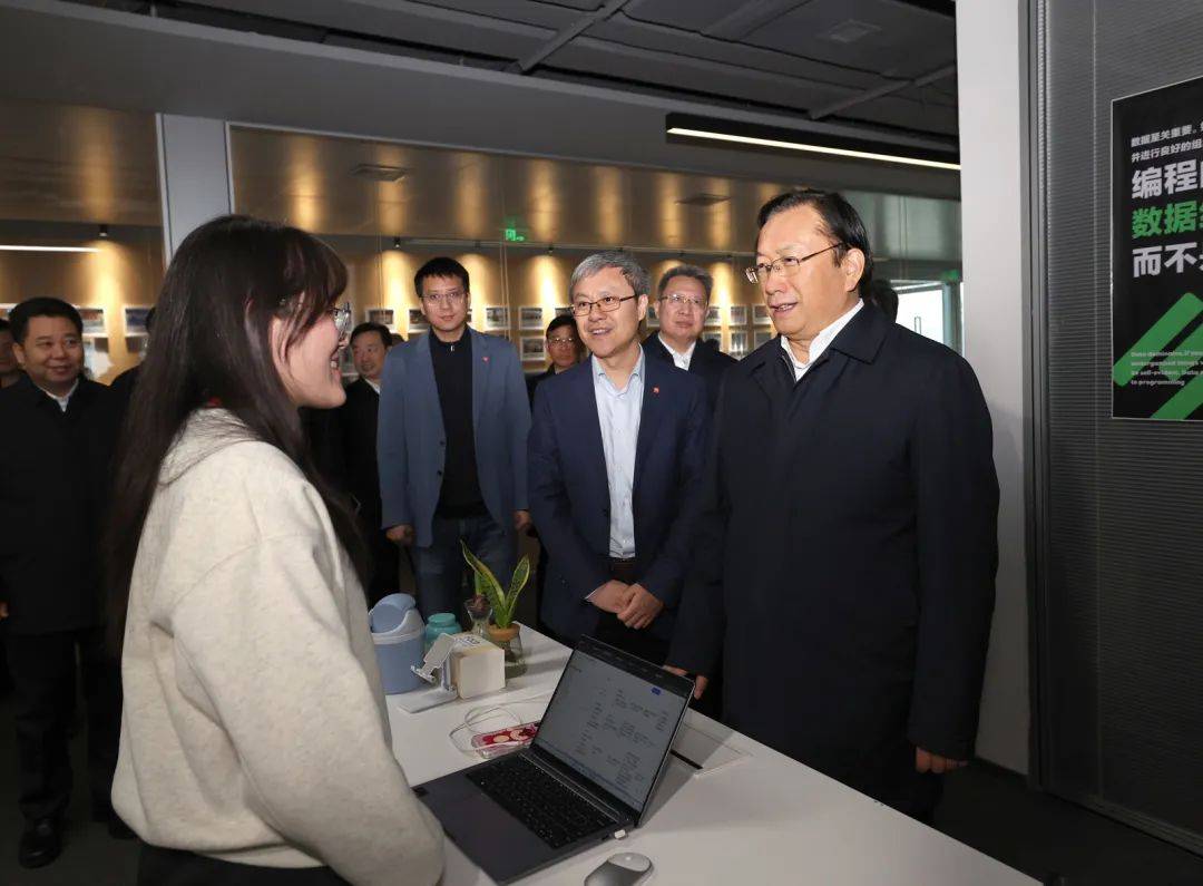 王忠林在武汉调研 更大力度健全完善就业创业服务体系