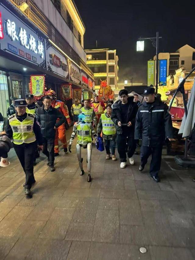 售价10万~65万,销售一空!谁在抢购人形机器人