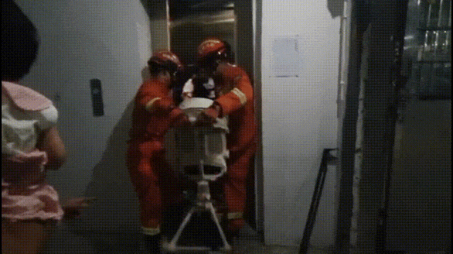 “如同过山车！”电梯急坠后猛冲到33楼，业主当场身亡！