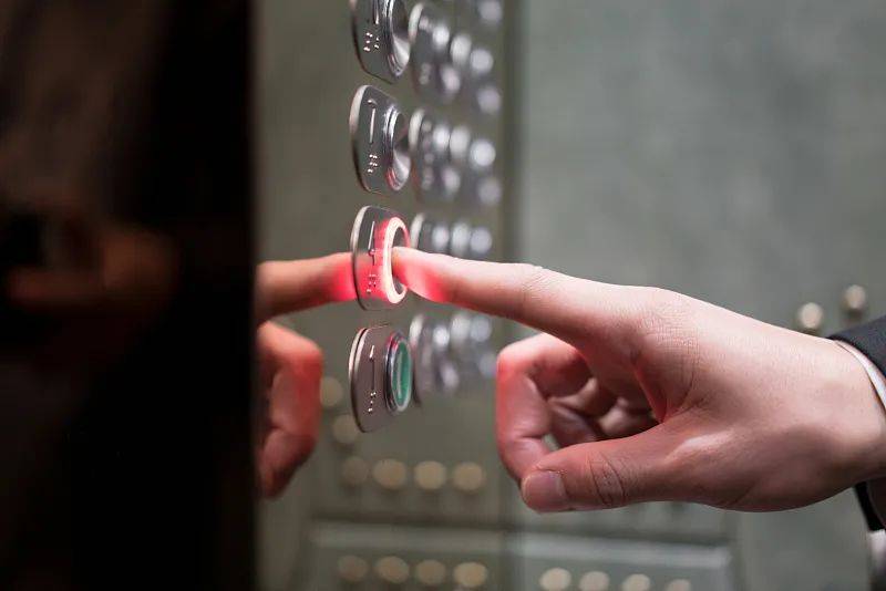 “如同过山车！”电梯急坠后猛冲到33楼，业主当场身亡！