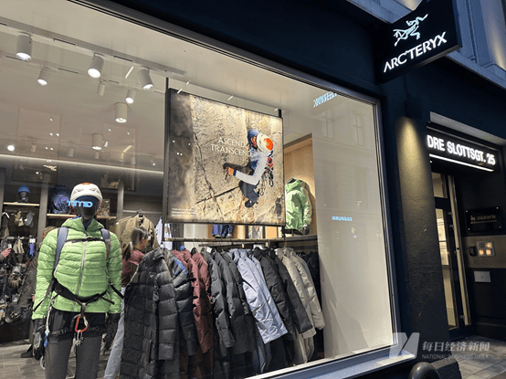 一张纸质吊牌能卖到300元?始祖鸟2024年“带飞”母公司业绩后,今年预计全球新开25至30家新店