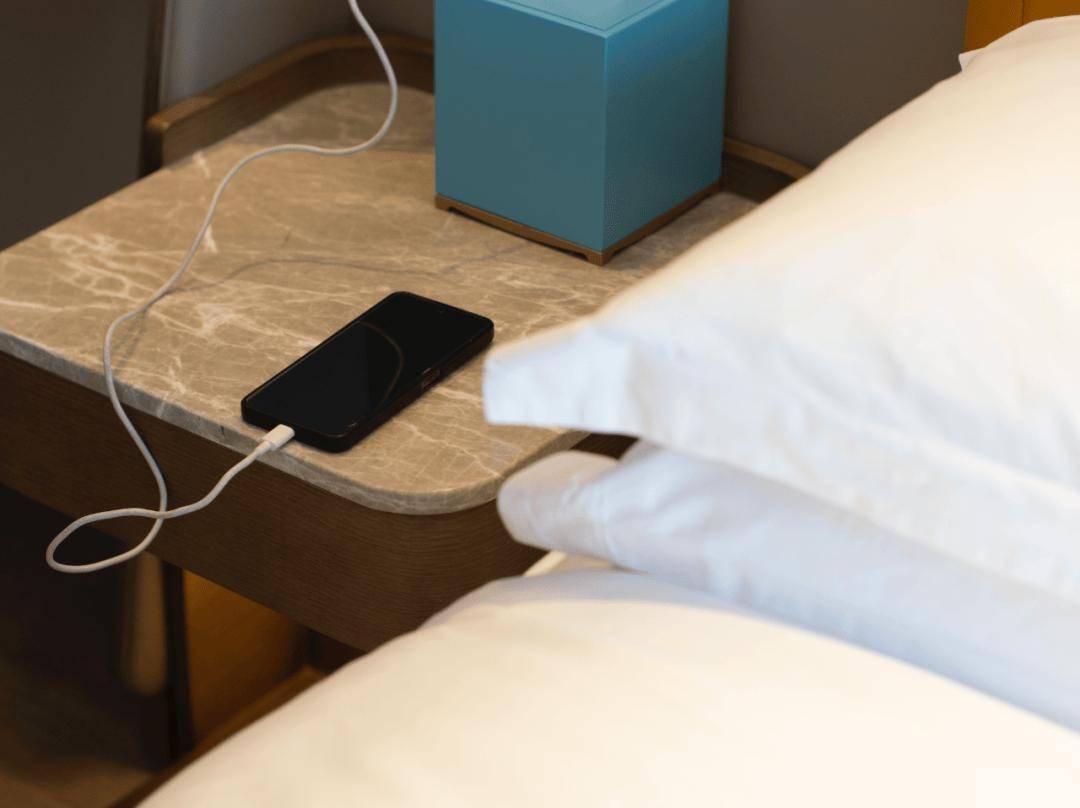 建议睡觉时把手机放1.5米以外?不是因为辐射,而是→