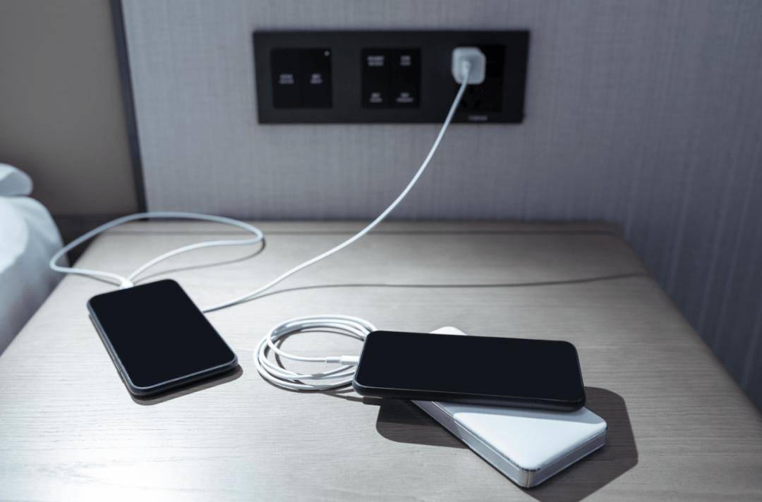 建议睡觉时把手机放1.5米以外?不是因为辐射,而是→