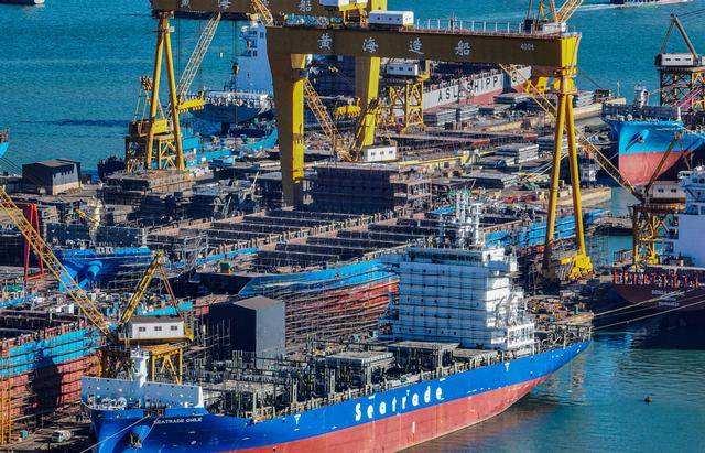 打断解放军“下饺子”？江南船厂的一幕，西方越看越担心