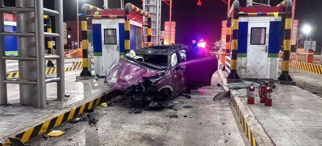 四川一司机打瞌睡开自动驾驶翻车 高速公安：罚款两百元，扣3分！