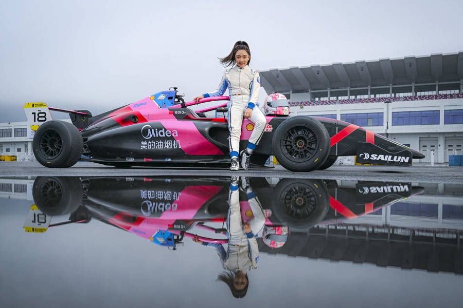 与世界上“开车最快”的女生们同场竞技！师炜即将亮相F1学院揭幕战