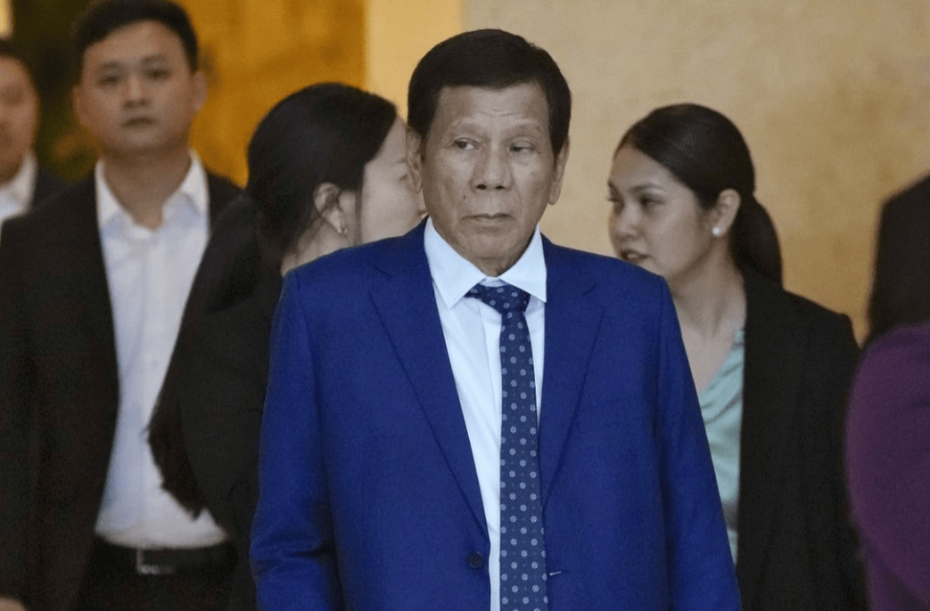 杜特尔特被捕引民愤，南部菲军突然倒戈，小马科斯没想到，亲姐也要“大义灭亲”！