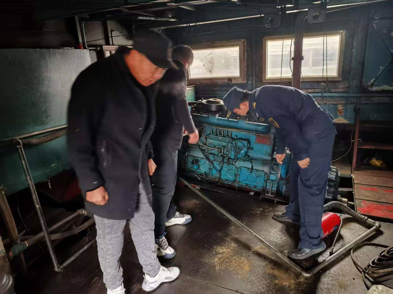 松花江面“37岁”船舶倾斜严重，哈尔滨海事紧急“扶正”