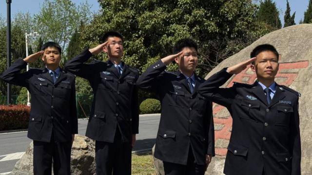 安徽警官职业学院4名学生合肥街头上演最暖救援