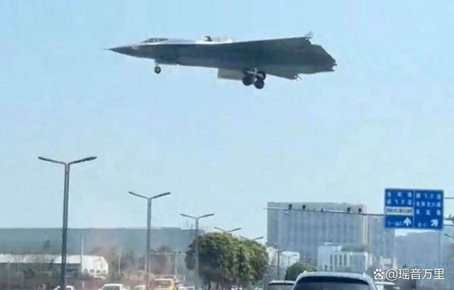 歼-36超低空飞行，美媒：看到双座和涂层！美F-47还没造就过时