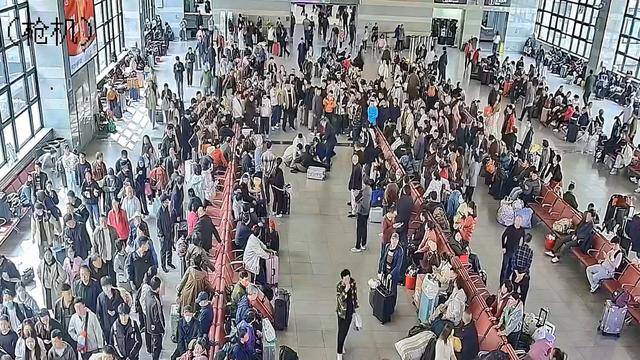 北京西站一旅客晕倒心脏骤停，为救人检票口临时“改道”