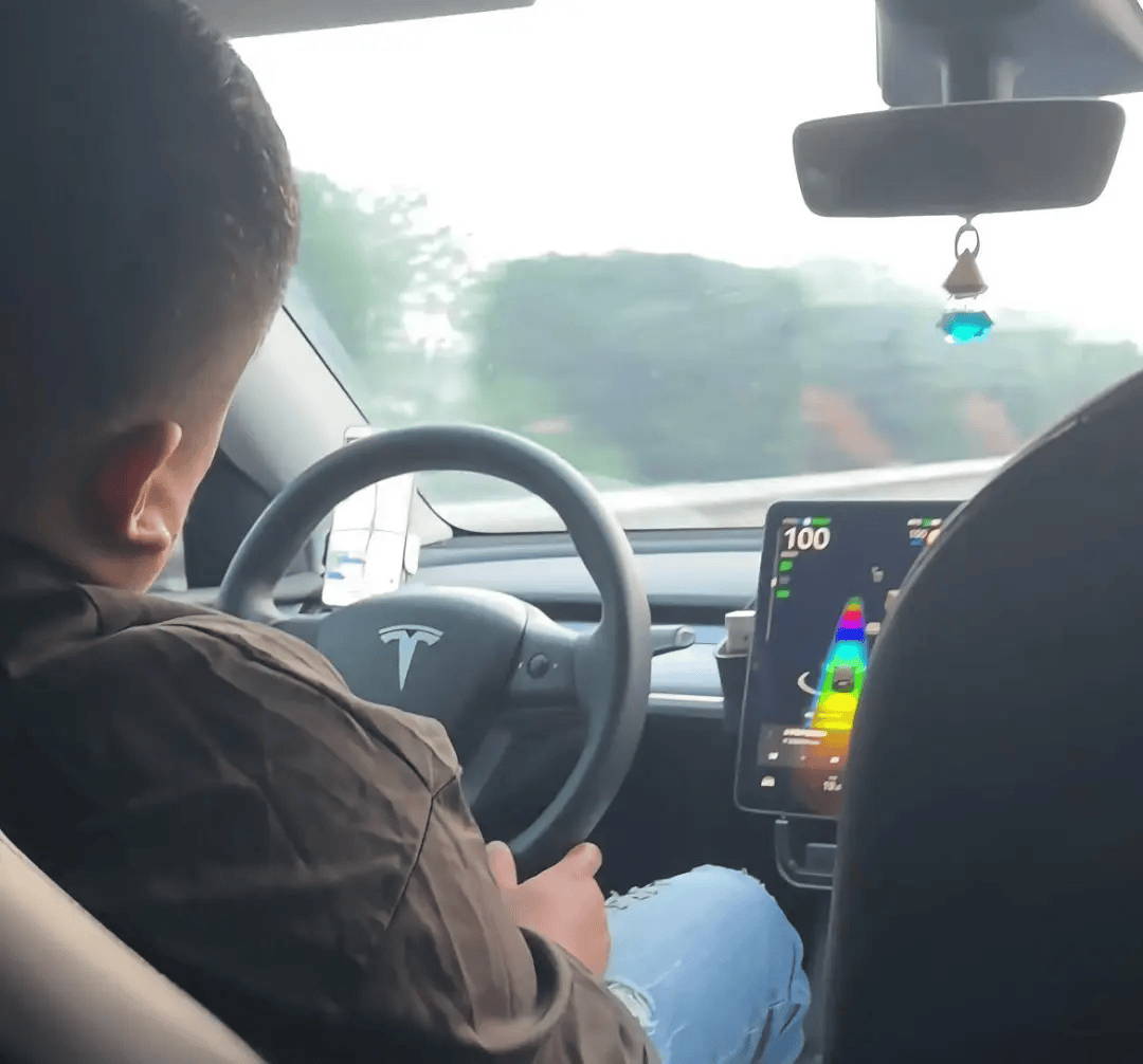 时速100km/h!“司机全程睡觉甚至打呼噜”!吓坏乘客