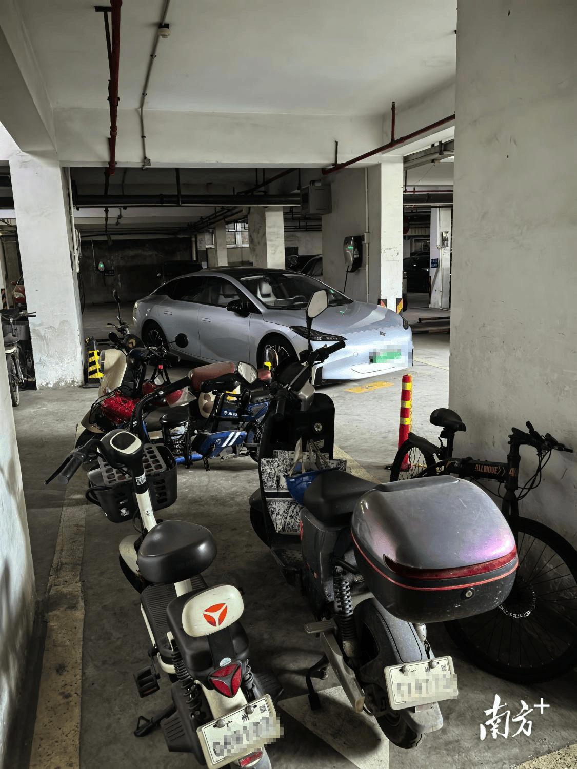 翡翠明庭小区物业费涨价调查：有没有作假？