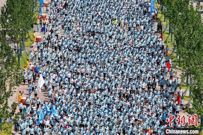 南京邮电大学五千余师生校友奔跑校园“薪火传·踏歌行”