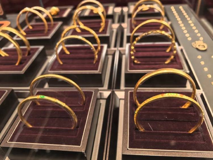 “起床后第一件事就是看金价”，有人贷款17万买黄金，网友：借钱蹦极