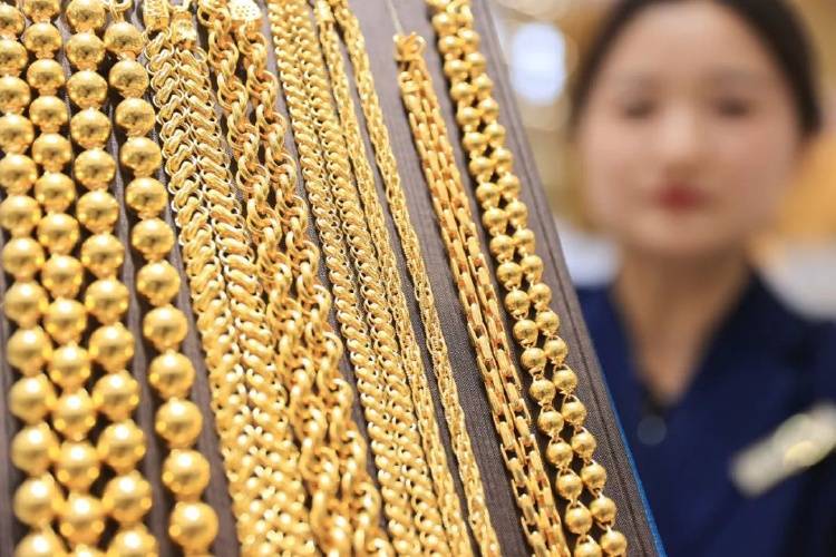 “起床后第一件事就是看金价”，有人贷款17万买黄金，网友：借钱蹦极