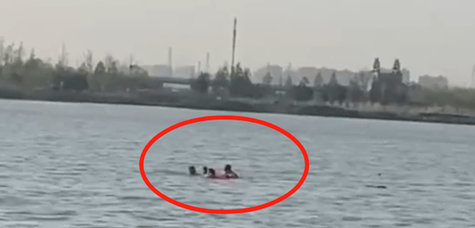 官方确认：男子遗体被发现，脚上绑有哑铃