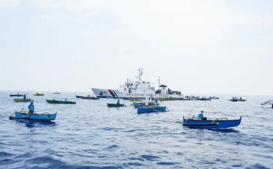 200米危险逼近!菲船“自杀式碰瓷”黄岩岛,现场画面轰动全球